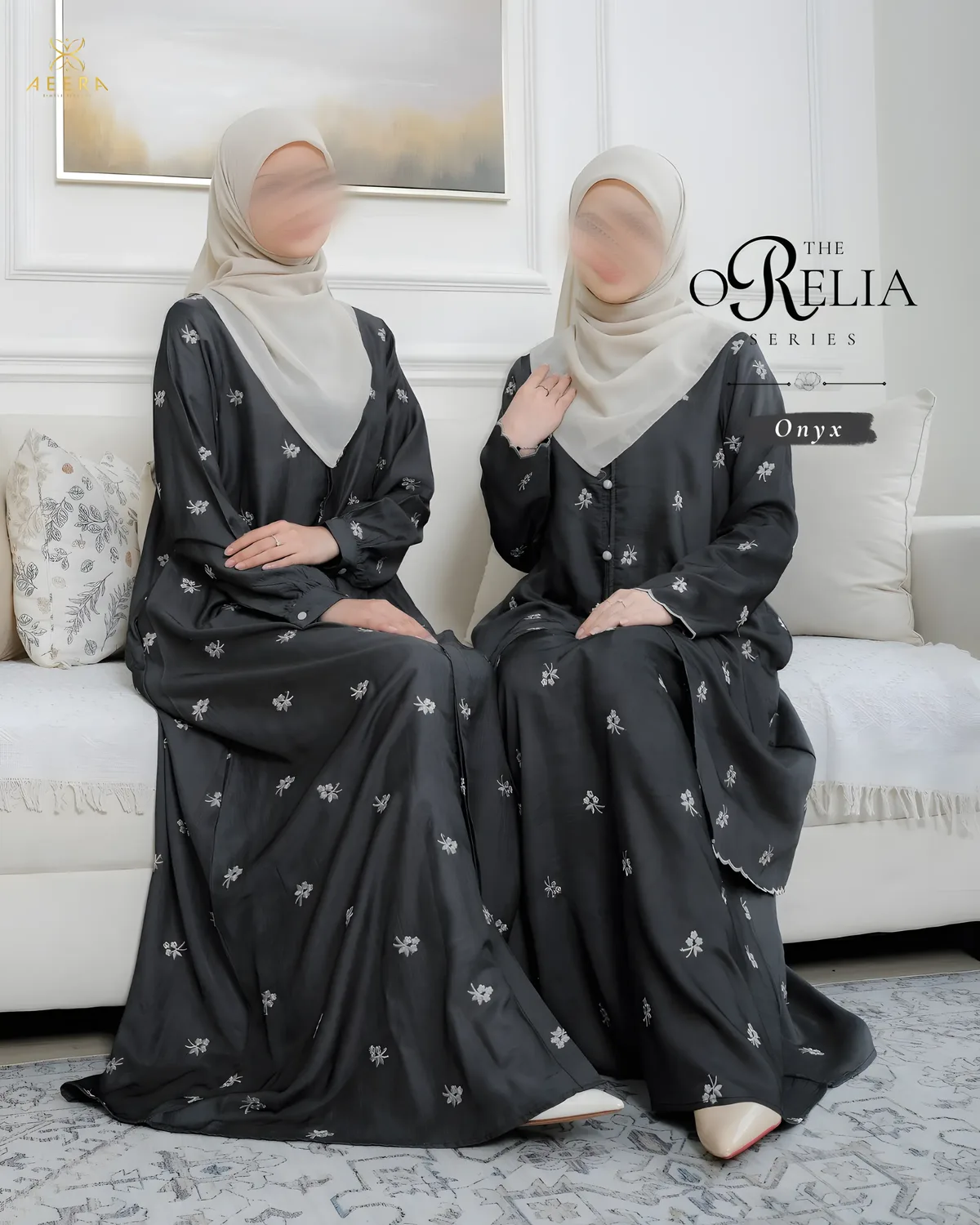 Dua model memakai set Orelia seri Onyx