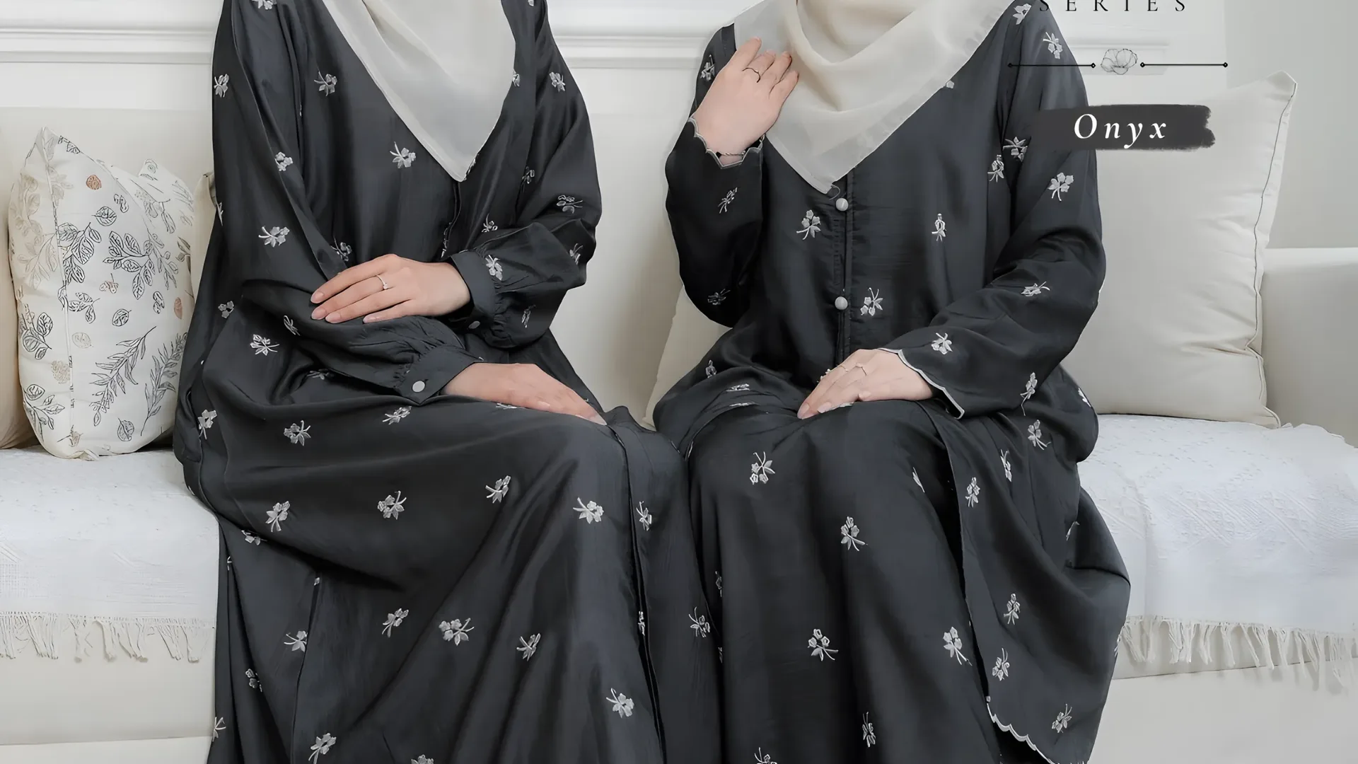 Dua model memakai set Orelia seri Onyx
