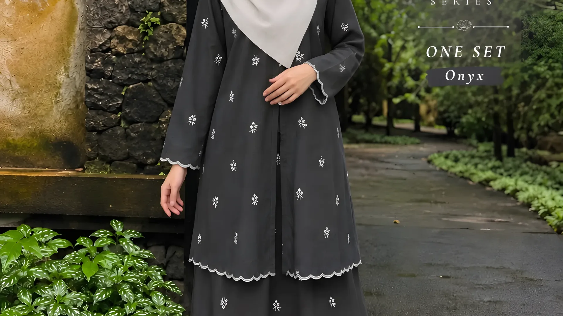 Model memakai set Orelia seri Onyx di taman