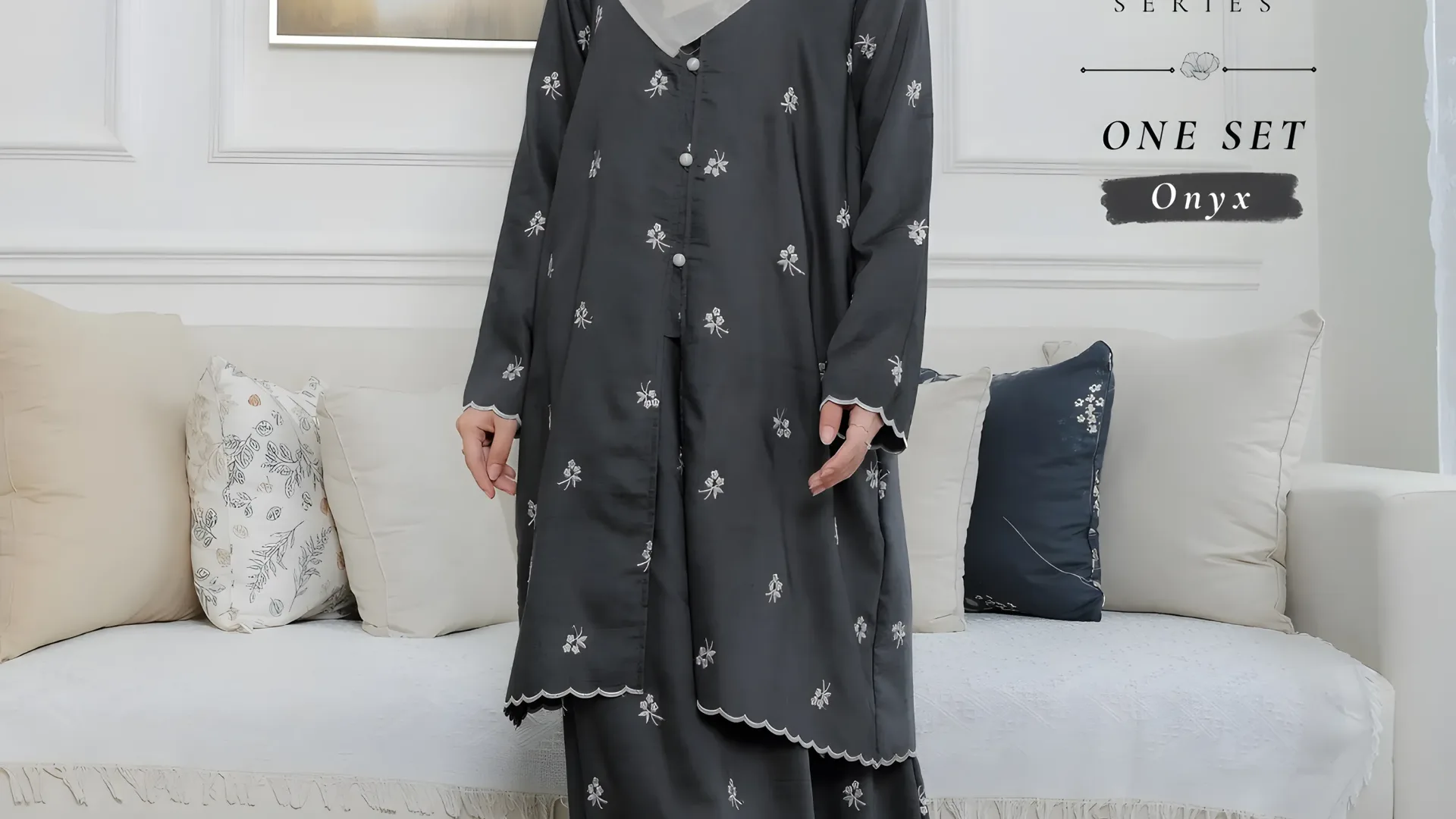Model memakai set Orelia seri Onyx